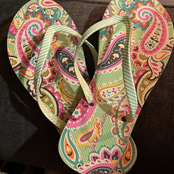 Vera Brady Woman’s Flip Flops. Size 10 - Picture 4 of 7